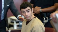 Juez de Nueva York desestima los cargos de terrorismo contra Luigi Mangione, señalado de asesinar a multimillonario CEO en Estados Unidos