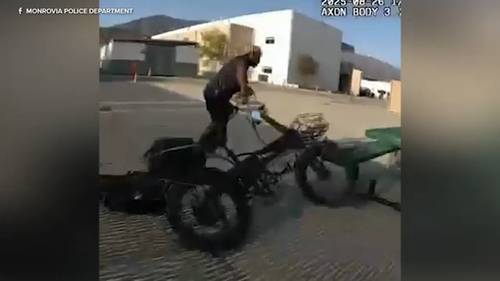 Un video grabado con una cámara de salpicadero muestra a un presunto ladrón de bicicletas huyendo de la policía en Monrovia