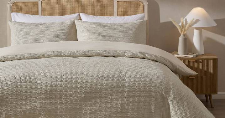 'Warm and cosy' Dusk duvet set that 'looks good in any bedroom' get 50% slash