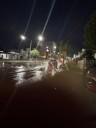 Reportan alcantarilla vertiendo desechos en avenida Universidad