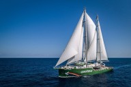 El Rainbow Warrior, barco emblemático de Greenpeace, regresa a Colombia con un llamado urgente por la Amazonía