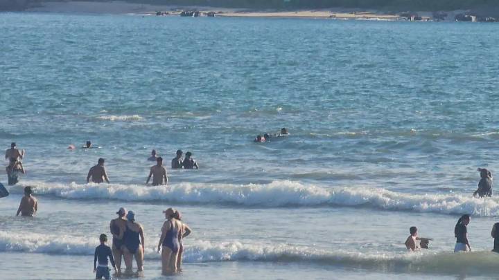 Rescatan a tres bañistas en la zona del Hotel El Faro, antes Camino Real