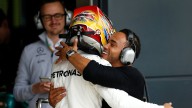 Hermano de Lewis Hamilton, que padece parálisis cerebral, sufrió grave accidente en el que su vehículo terminó incendiándose en plena carrera