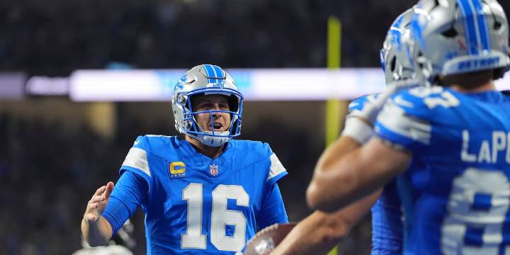 Lions lead Bears 28-14 at halftime