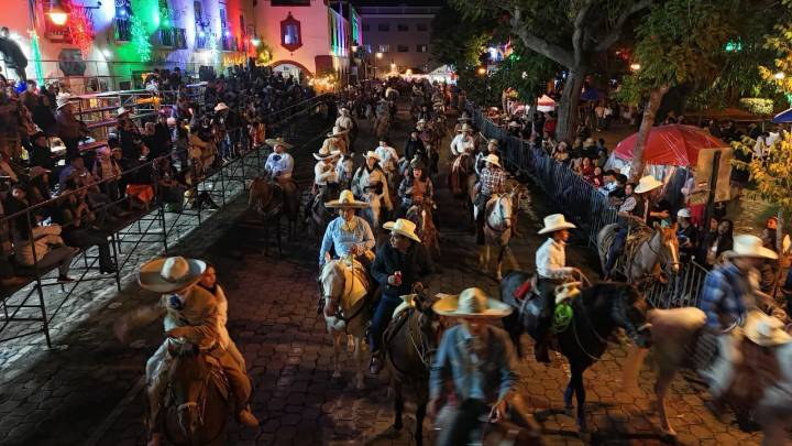 700 jinetes desfilan en tradicional cabalgata de Atlixco