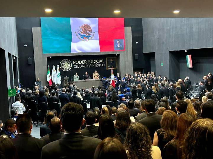 Brugada, ministra y legisladores atestiguan investidura de 34 magistrados en CDMX