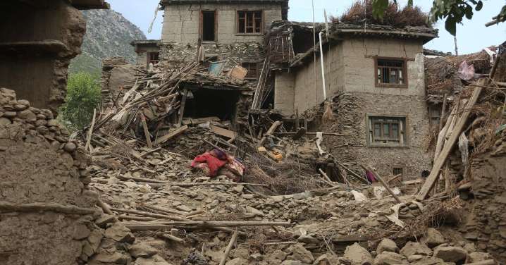 Aumentan a más de 2.200 los muertos por el terremoto en el este de Afganistán