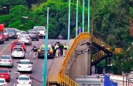 Evitan suicidio en el puente Universidad