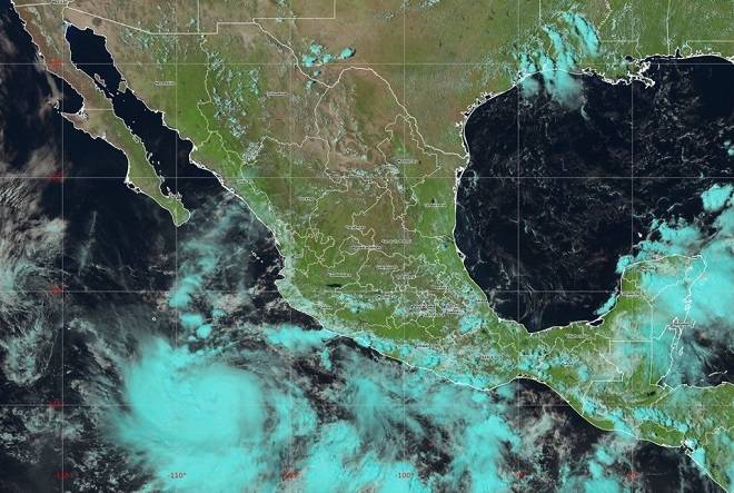 “Narda” se aleja de México pero sigue provocando lluvias