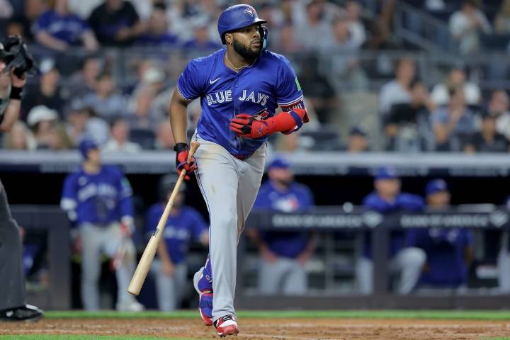 Deadspin | Blue Jays dominate Yankees to extend lead in AL East