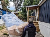 Entregan casas a familias latinas afectadas por huracán Helene