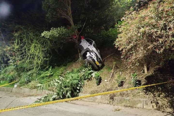 Automóvil quedó colgando sobre un árbol tras aparatoso accidente en Bucaramanga