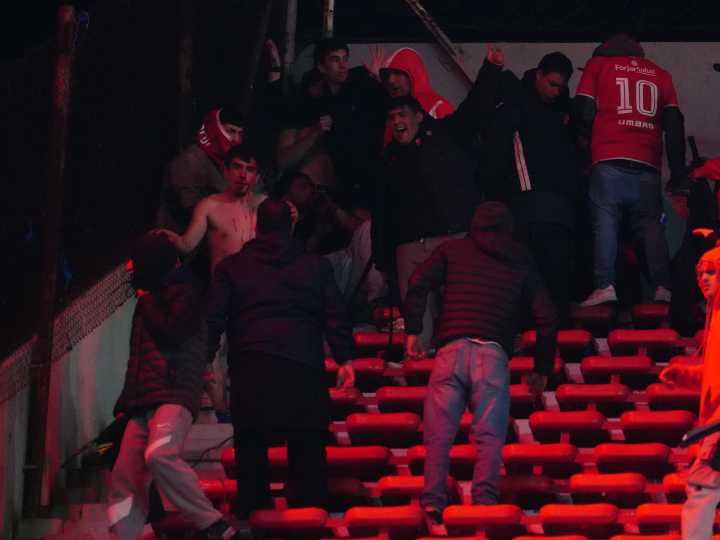 Barbarie en Avellaneda: APreViDe le aplicó derecho de admisión a 40 barras de Independiente y una prohibición a la 'U' de Chile
