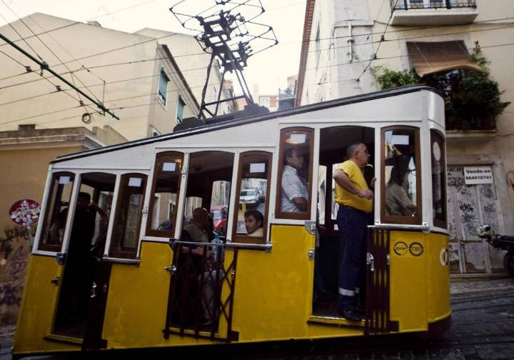 Tres muertos tras descarrilar el turístico funicular de La Gloria en Lisboa
