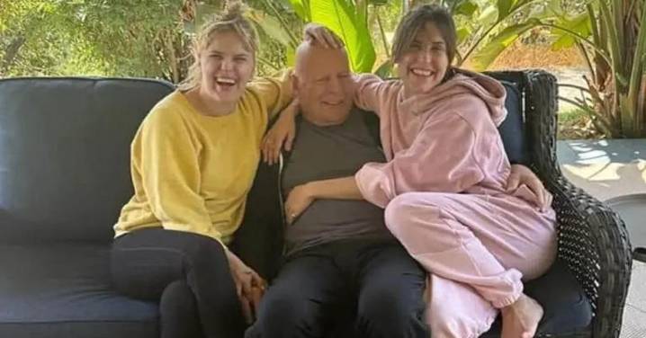 Las hijas de Bruce Willis le rodean y escenifican el respaldo familiar en estos difíciles meses