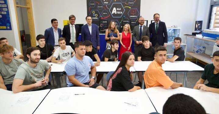 Los consejeros Castillo y Villamandos inauguran el curso en el instituto Zoco de Córdoba, referente en Formación Profesional
