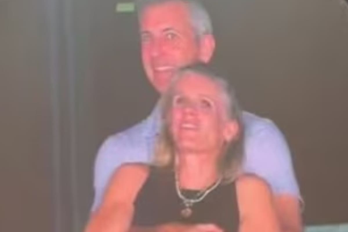 Échale la culpa a Coldplay. La mujer que fue pescada in fraganti con su amante en un concierto de la banda pidió el divorcio