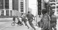 ¡Escape viral! Repartidor latino burla a 10 agentes del ICE en redada antimigrante