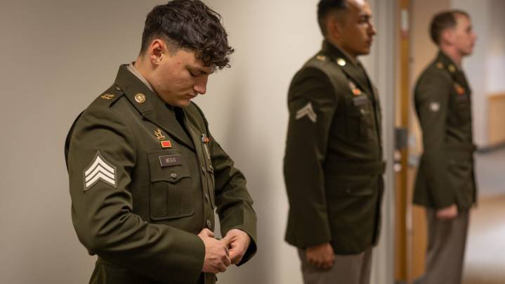 Army rolls out uniform changes that allow phones belts with PT gear 