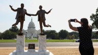 Una misteriosa estatua colocada delante del Capitolio celebra la amistad "duradera" de Trump y Jeffrey Epstein