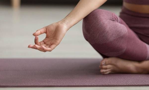 Muchos tienen una colchoneta de yoga, pero pocos conocen cómo usarla