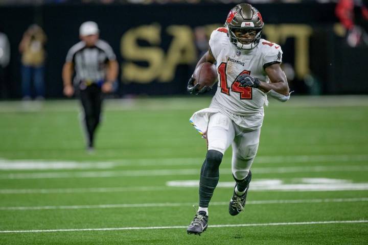 Deadspin | Report: Bucs WR Chris Godwin targeting return by Week 5