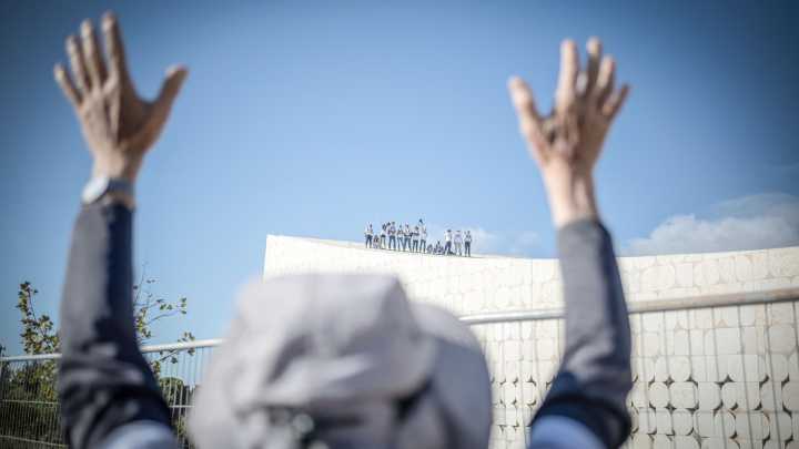 Un grupo de israelíes exige el fin de la guerra y la liberación de rehenes desde la azotea de su Biblioteca Nacional