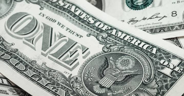 La venta del dólar se mantiene en 18.30 pesos en casas de cambio locales.