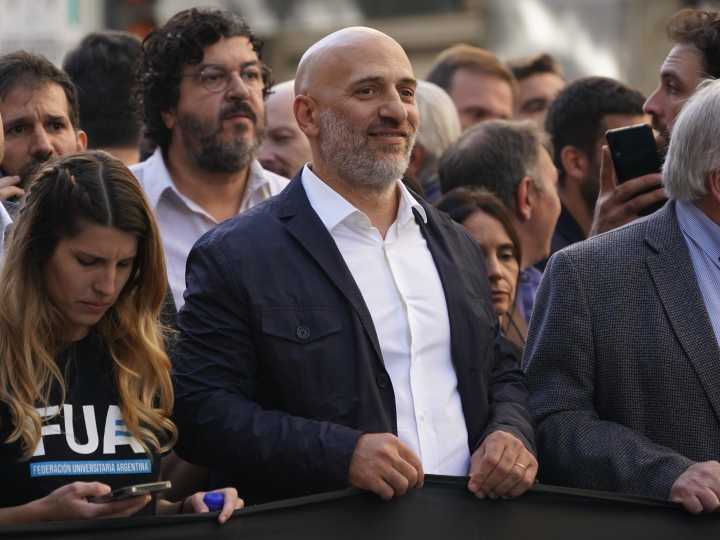 El vicerrector de la UBA desmintió a Caputo y mostró su recibo de sueldo