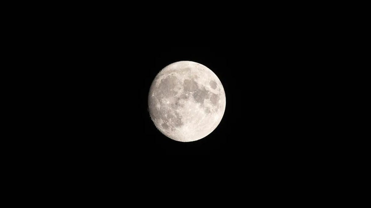 Get Ready to Spot the Spectacular Supermoon Dominating the Night Sky