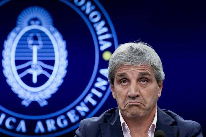 Caputo: «trabajamos en diferentes alternativas» para pagar la deuda