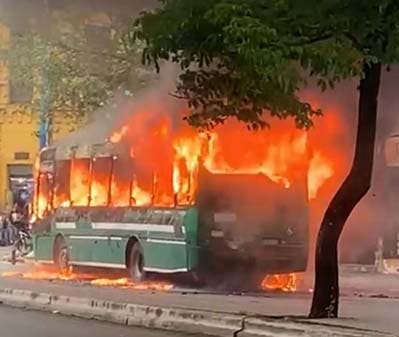 Un colectivo de la línea 4 se incendió en la avenida Avellaneda