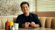 Charlie Sheen revela que pagó millones en extorsiones tras su diagnóstico de VIH