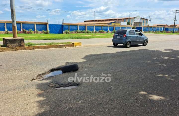 Atención conductores: Está más grande el hueco en la Av. Jesús Subero cerca del hotel Caribbean