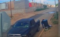 'Cachan' a hombre vaciando tambo de basura en jardinera