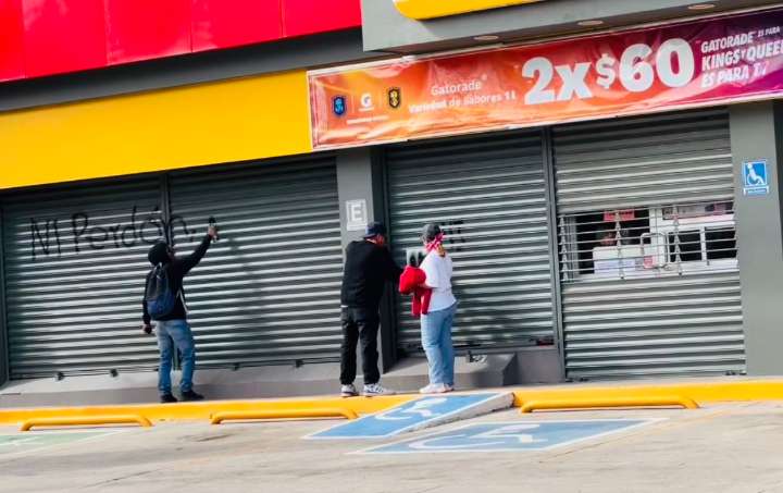 Normalistas marchan en #Oaxaca y realizan pintas para conmemorar 11 años de la desaparición de Los 43 de Ayotzinapa