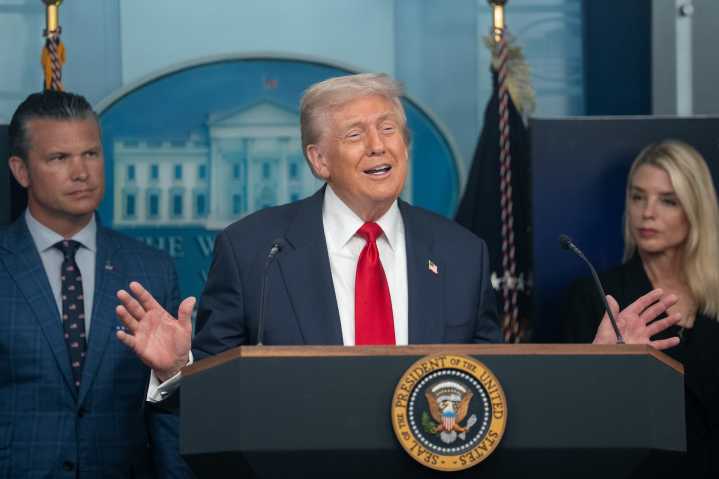 Suspende Trump entrada de ciertos trabajadores extranjeros con visa H