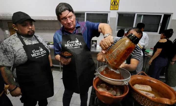Se deleitan con birria y barbacoa