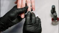 Brillo sutil y elegancia absoluta: nude glass, la manicura para uñas cortas que será furor esta temporada
