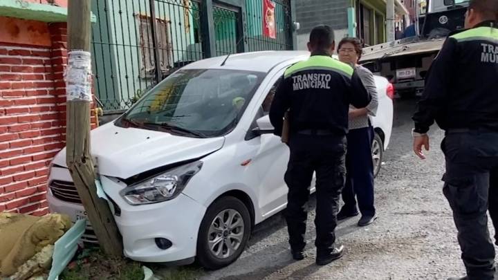 Automovilista resulta herida tras olvidar poner freno de mano y chocar contra poste