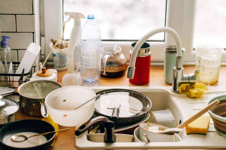 Woman Threatens to Break Up With Boyfriend Because He’s Bad at Washing Dishes