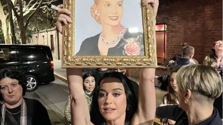 Katy Perry llegó a Argentina y se mostró con un cuadro de Evita