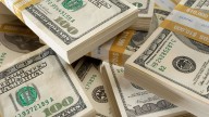 Baja el dólar y suben los bonos tras los anuncios del lunes