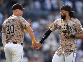 Padres se impone a los Rockies y se mantiene en carrera