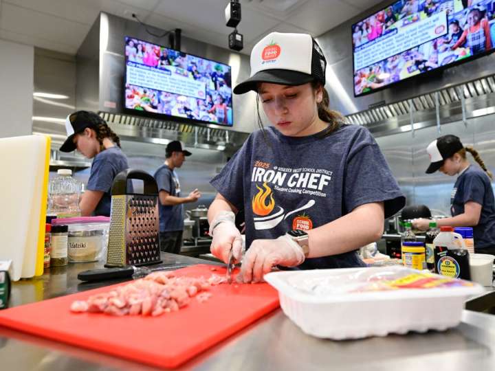 Los estudiantes de cocina compiten para incluir sus nuevos platos en el menú del almuerzo escolar