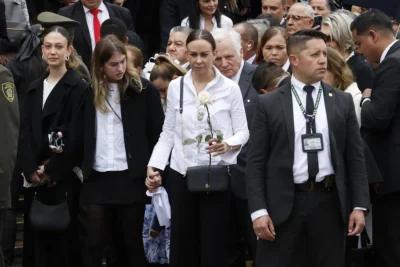 La viuda de Uribe Turbay se solidariza con familias de policías asesinados en atentados