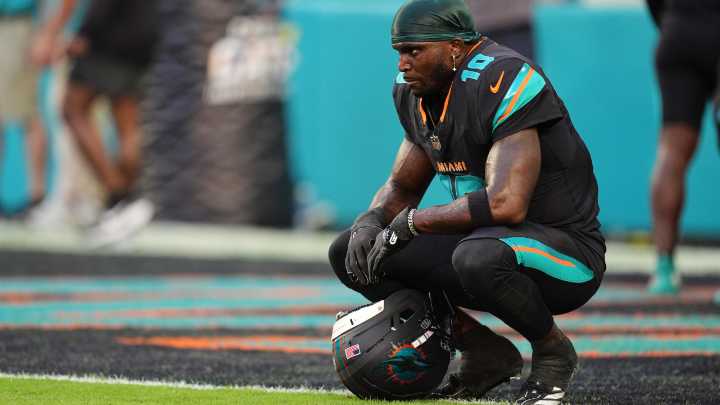 Dolphins WR Tyreek Hill carted off with knee injury vs. Jets