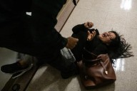 Agente tira al suelo a la esposa de un ecuatoriano detenido que suplicaba por él en un centro de ICE en Nueva York