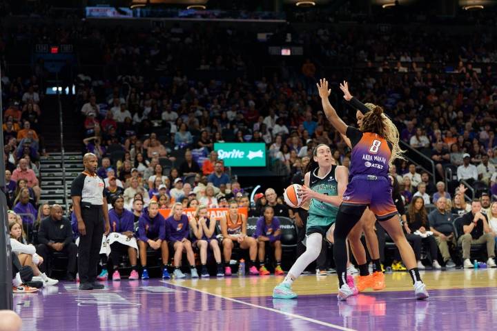 Deadspin | Liberty star Breanna Stewart injures knee in playoff win over Mercury