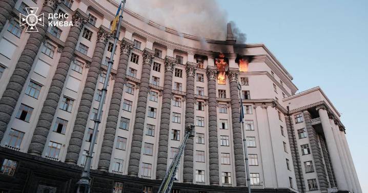 Rusia ataca con más de 800 drones a Ucrania y ocasiona daños en la sede de gobierno en Kiev